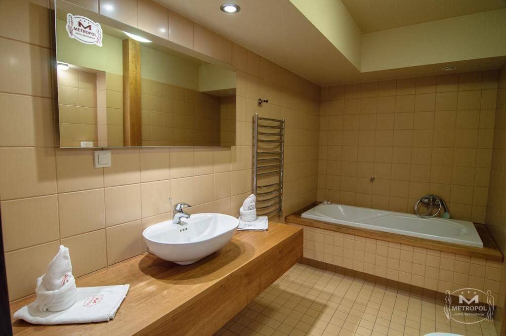Hotel Metropol Śrem Habitación foto